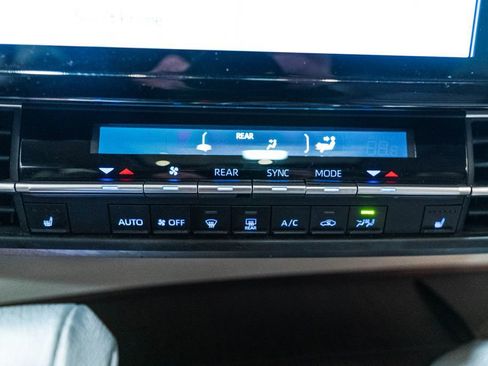 Certified 2024 Toyota Sienna XLE FWD image 28