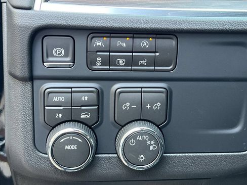 Used 2026 Chevrolet Tahoe 4WD image 38