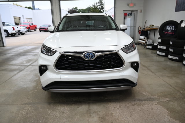 Used 2022 Toyota Highlander Platinum AWD/4WD image 2