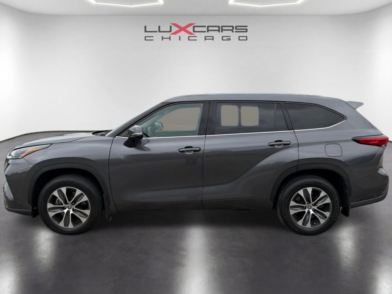 Used 2021 Toyota Highlander XLE AWD/4WD image 8