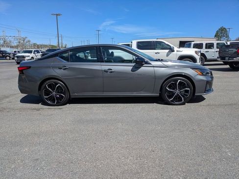 Used 2025 Nissan Altima 2.5 SR FWD image 3