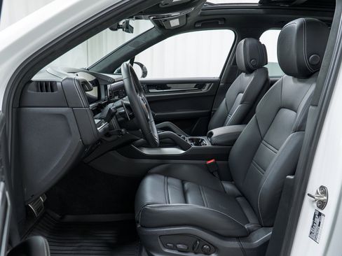 Certified 2024 Porsche Cayenne Turbo image 18