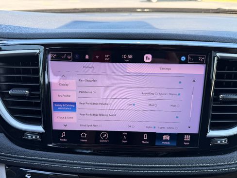 Used 2023 Chrysler Pacifica Limited FWD image 34