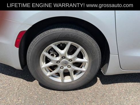 Used 2023 Chrysler Pacifica Touring-L FWD image 10