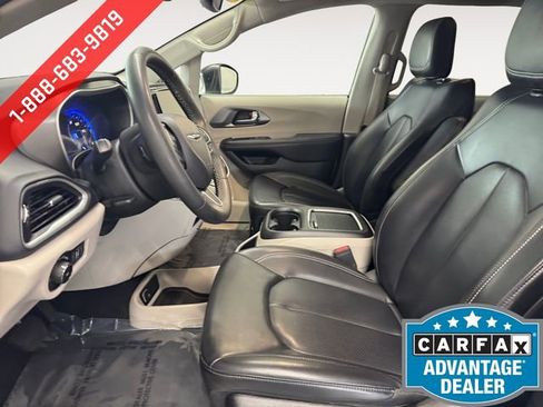 Used 2023 Chrysler Pacifica Touring-L FWD image 8
