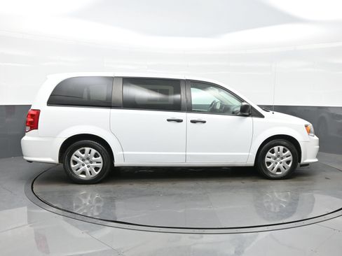 Used 2019 Dodge Grand Caravan SE w/ UConnect Hands-Free Group FWD image 5