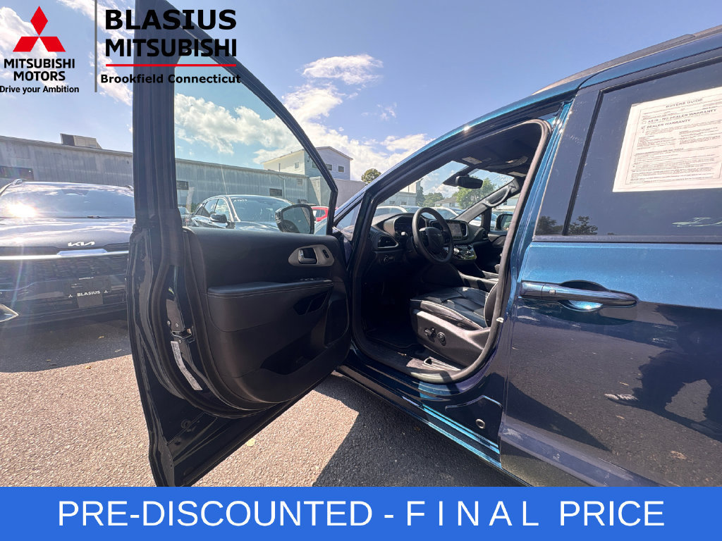 Used 2023 Chrysler Pacifica Limited w/ S Appearance Package FWD image 14