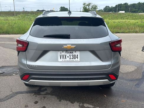Used 2025 Chevrolet Trax LT FWD image 4