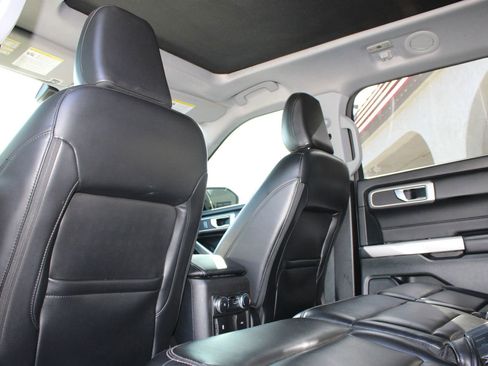Used 2021 Ford Explorer XLT w/ Equipment Group 202A AWD/4WD image 13