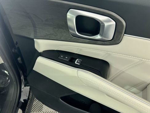 Certified 2025 Kia Sorento SX image 34