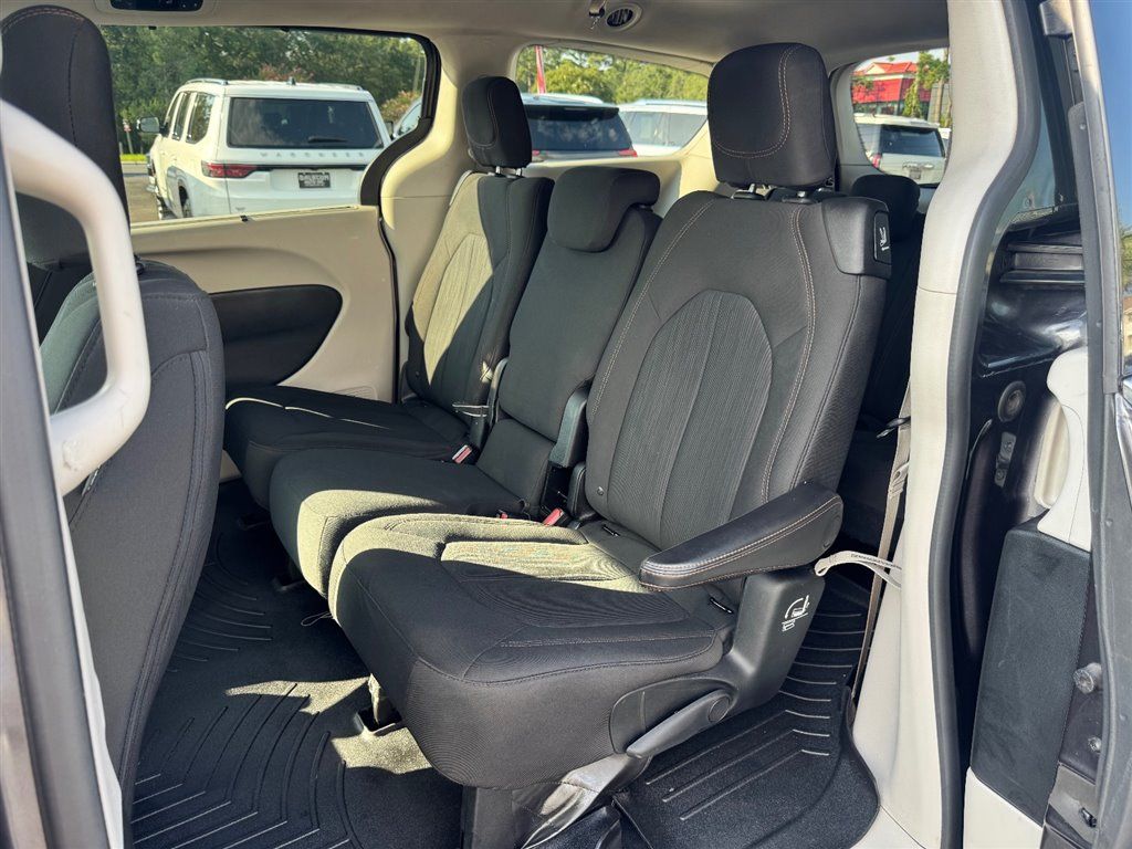 Used 2018 Chrysler Pacifica Touring Plus w/ Tire & Wheel Group FWD image 20