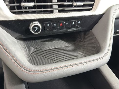 Used 2025 Ford Explorer Active image 31