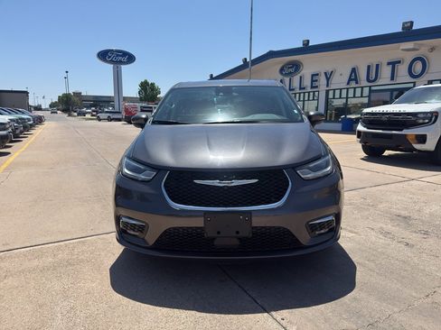 Used 2023 Chrysler Pacifica Touring-L FWD image 2