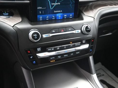 Used 2020 Ford Explorer Platinum w/ Premium Technology Package AWD/4WD image 17