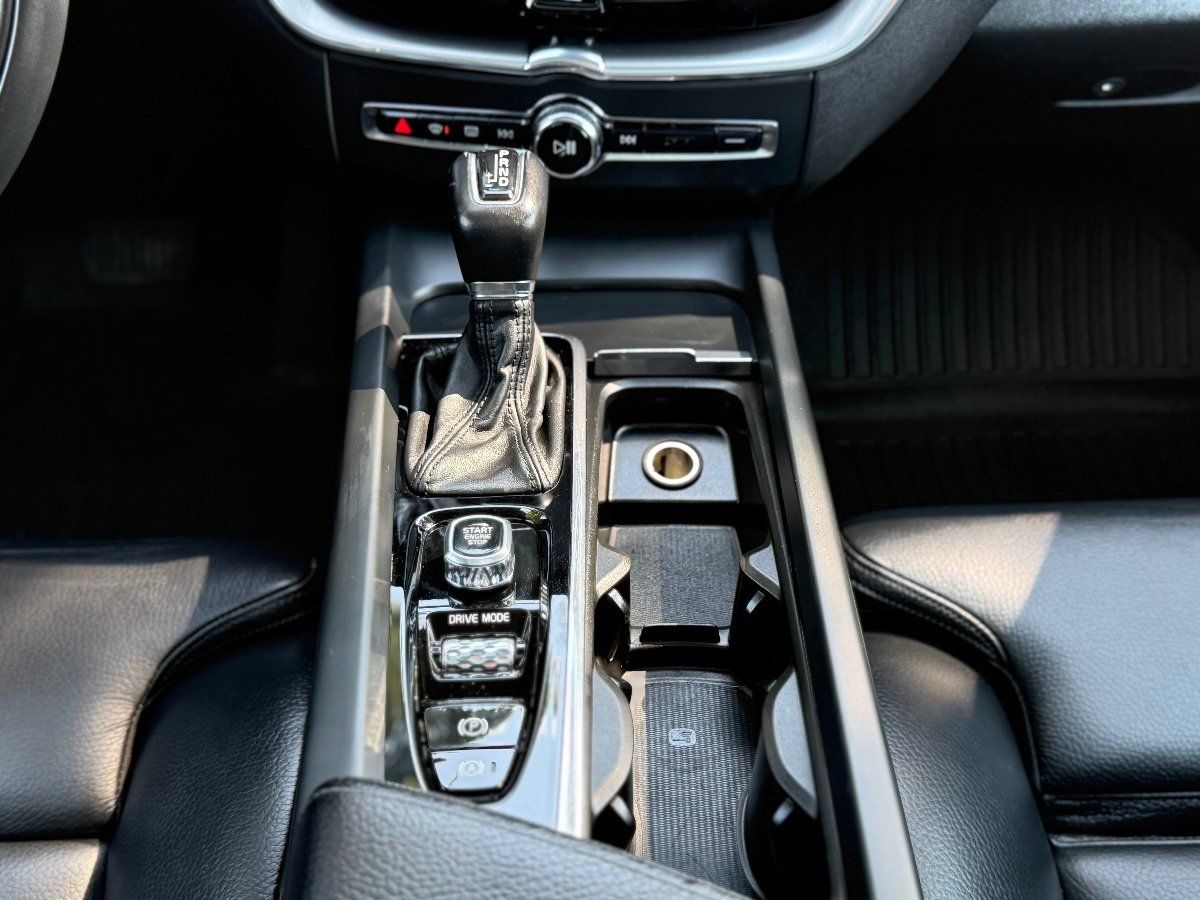 Used 2019 Volvo XC60 T5 Momentum w/ Premium Package AWD/4WD image 31