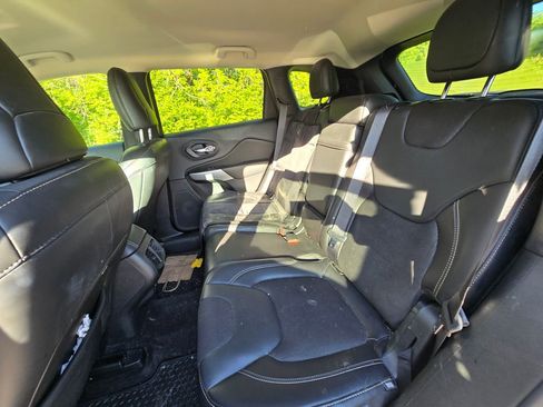 Used 2018 Jeep Cherokee Latitude Plus w/ Cold Weather Group AWD/4WD image 17