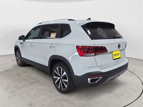 Used 2022 Volkswagen Taos SE image 3