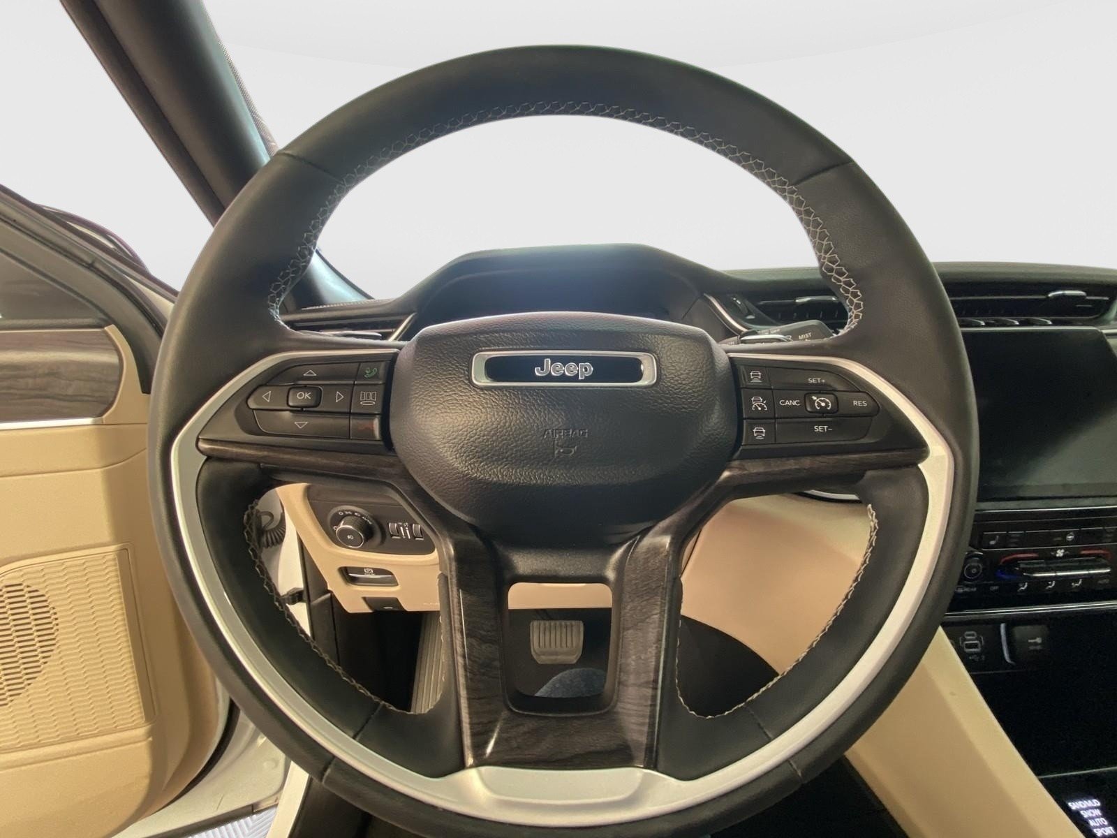 Used 2023 Jeep Grand Cherokee L Limited AWD/4WD image 27