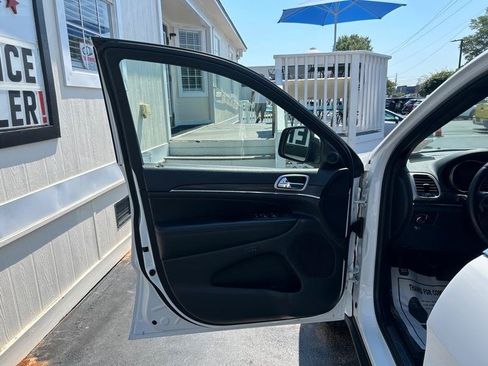 Used 2019 Jeep Grand Cherokee Limited AWD/4WD image 8