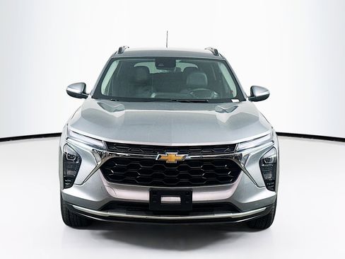 Used 2025 Chevrolet Trax LT FWD image 2