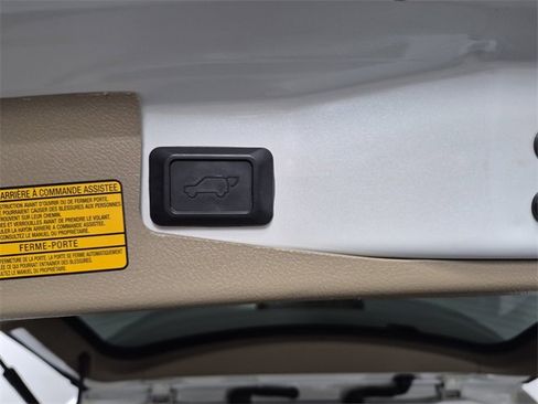 Used 2012 Toyota Highlander Limited image 18