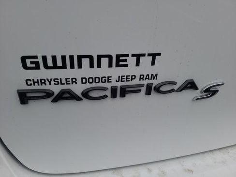 New 2026 Chrysler Pacifica Limited w/ Uconnect Theater Family Group image 30