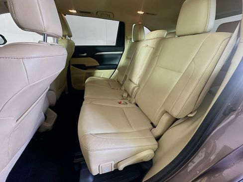 Used 2017 Toyota Highlander XLE FWD image 29