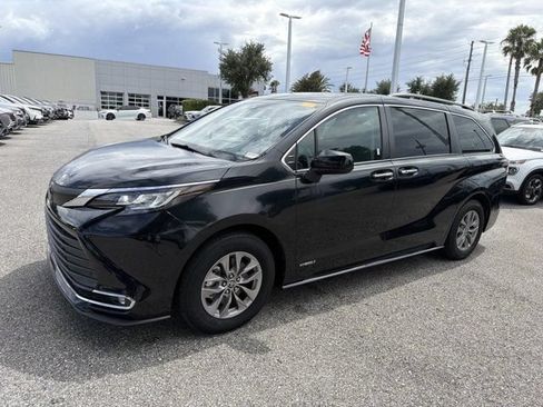 Used 2021 Toyota Sienna XLE FWD image 5