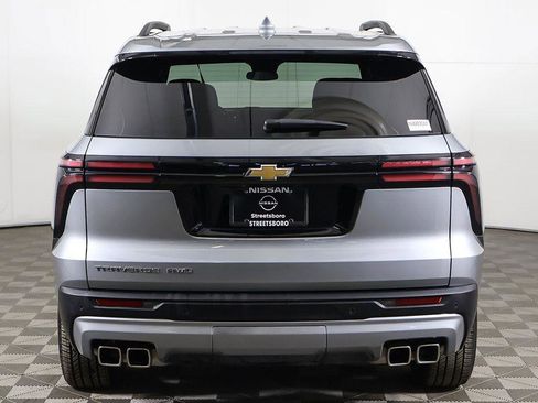 Used 2025 Chevrolet Traverse LT image 4