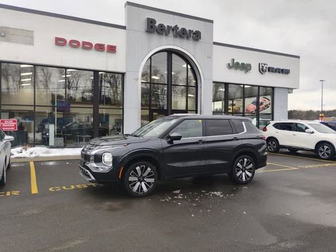 Used 2025 Mitsubishi Outlander SE image 1