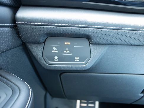 Used 2024 Volkswagen Atlas Cross Sport SEL Premium R-Line image 43