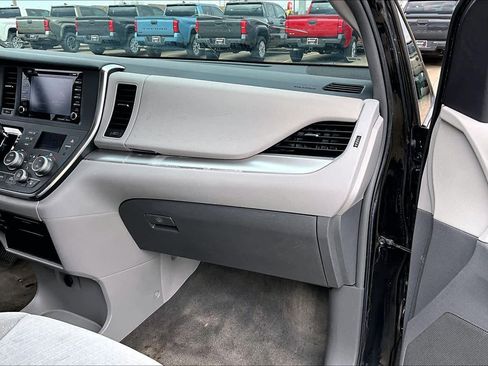 Used 2018 Toyota Sienna LE image 18