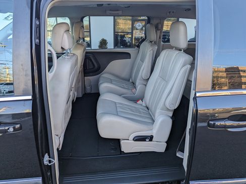 Used 2013 Chrysler Town & Country Touring image 43