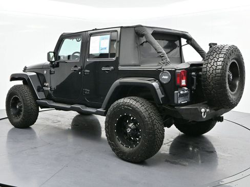 Used 2017 Jeep Wrangler Unlimited Sahara w/ Connectivity Group AWD/4WD image 5