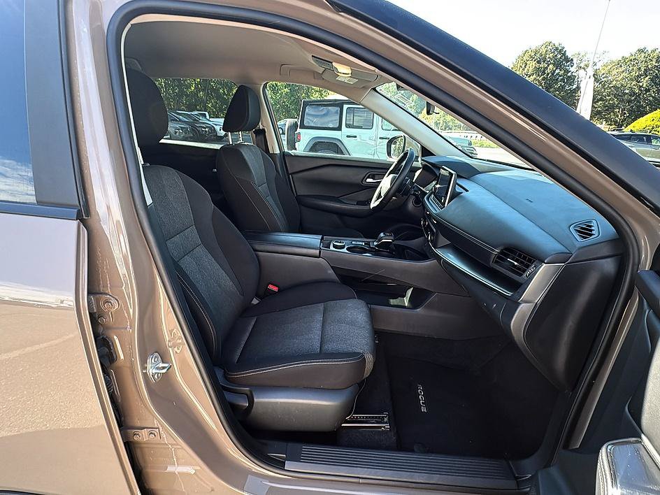 Certified 2025 Nissan Rogue SV AWD/4WD image 32