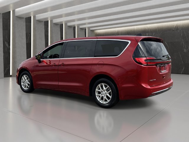 Used 2025 Chrysler Pacifica Select FWD image 4