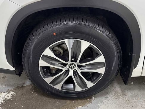 Certified 2022 Toyota Highlander XLE image 10
