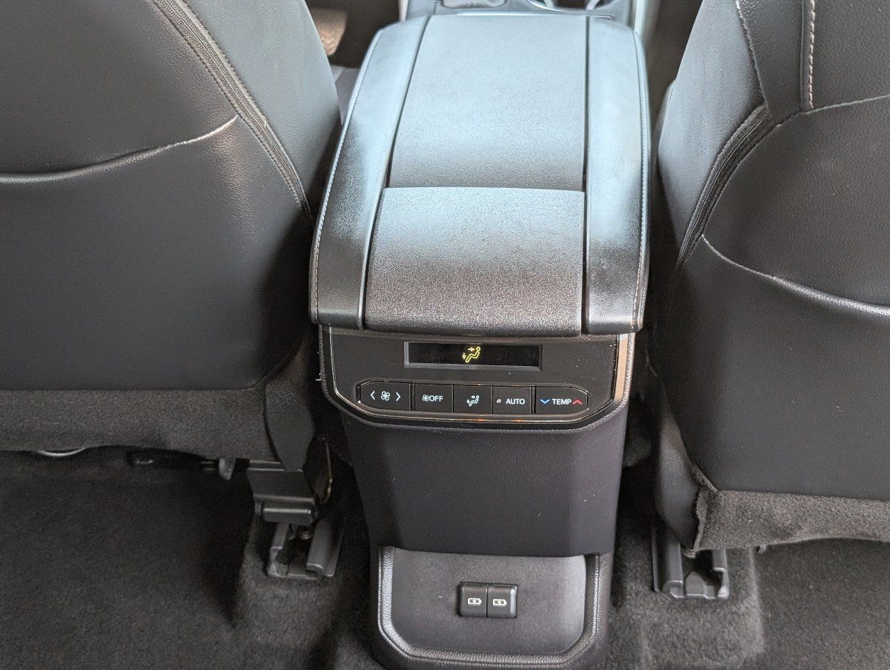 Used 2025 Toyota Highlander XLE FWD image 8