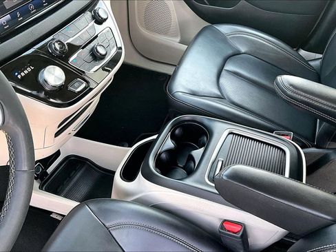 Used 2023 Chrysler Pacifica Touring-L image 15
