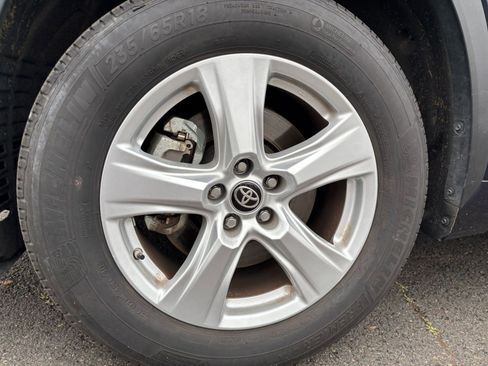 Used 2025 Toyota Highlander LE FWD image 32