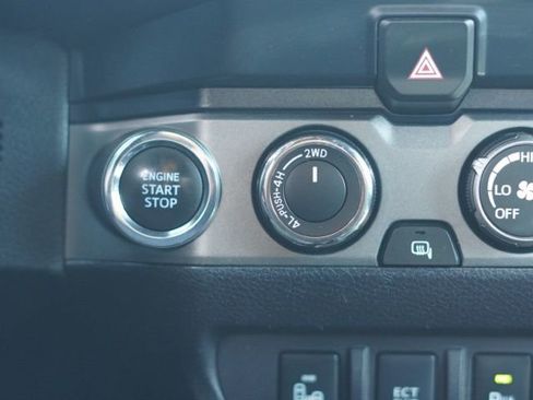 Used 2019 Toyota Tacoma TRD Sport w/ Technology Package AWD/4WD image 27