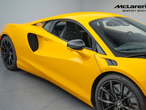 Used 2024 McLaren Artura RWD image 27