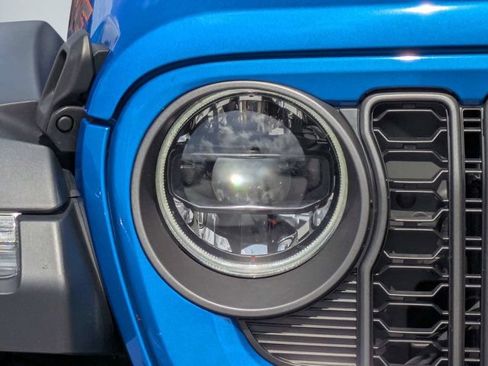 Certified 2025 Jeep Gladiator Mojave AWD/4WD image 9