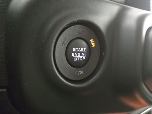 Used 2020 Jeep Wrangler Unlimited Sahara image 25