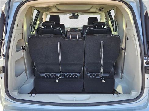 Used 2023 Chrysler Pacifica Limited FWD image 6