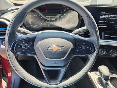 Used 2025 Chevrolet Trax LS w/ LS Convenience Package FWD image 16