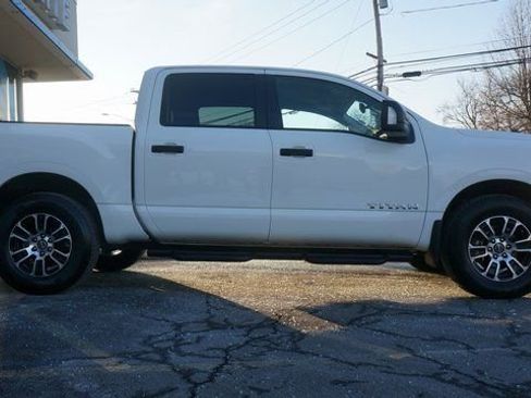 Used 2024 Nissan Titan SV w/ SV Convenience Package AWD/4WD image 9