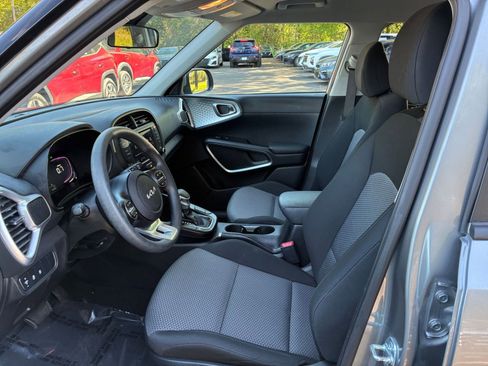 Used 2025 Kia Soul LX w/ LX Technology Package FWD image 24