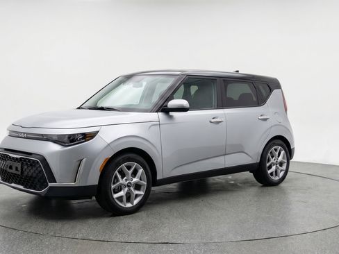 Used 2025 Kia Soul LX w/ LX Technology Package image 3