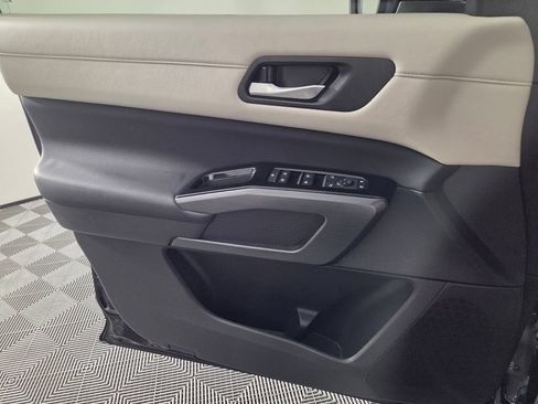 Used 2025 Nissan Pathfinder SL FWD image 19